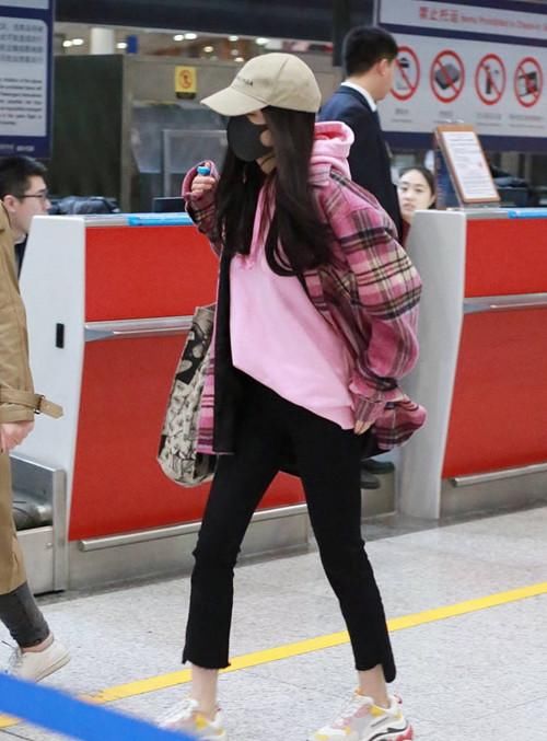 杨幂现身机场全副武装 网友:估计只有她老公才