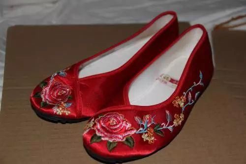 用高跟鞋喝酒,亏你想得出来!