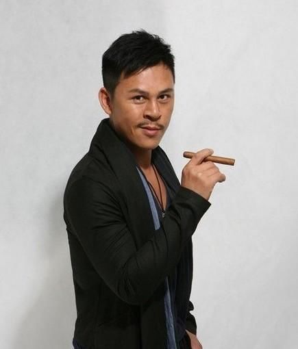 不过这几年,找释行宇拍武打戏的越来越少,第一是功夫电