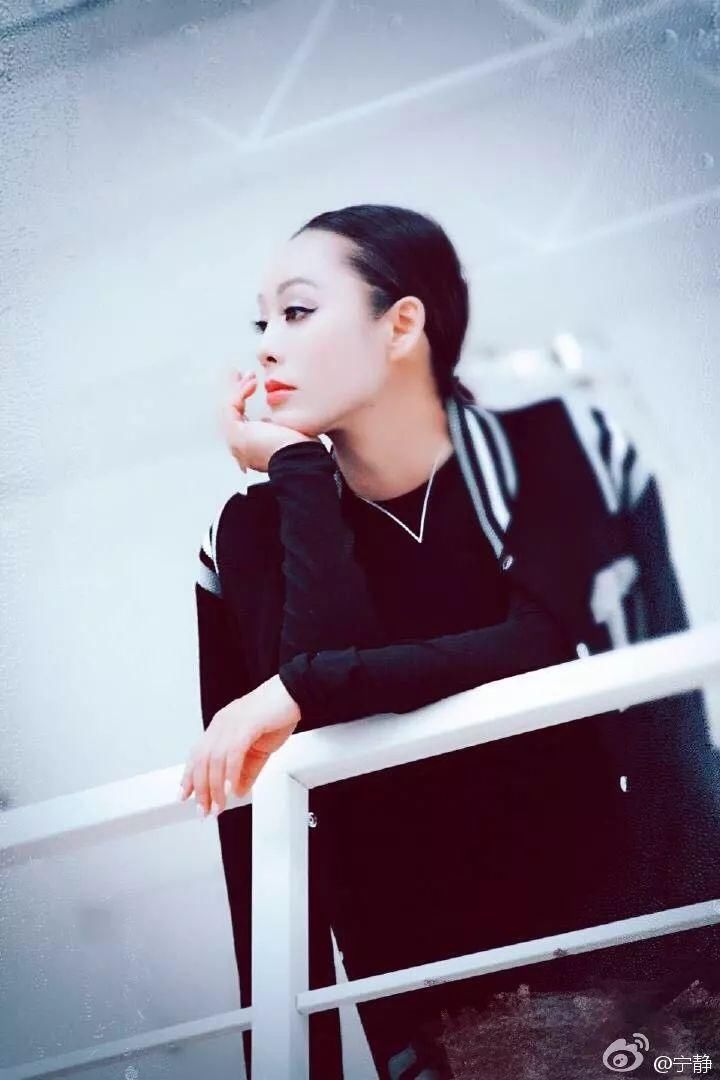 和罗晋姐弟恋,与姜文玩暧昧,40岁离婚,剃光头,