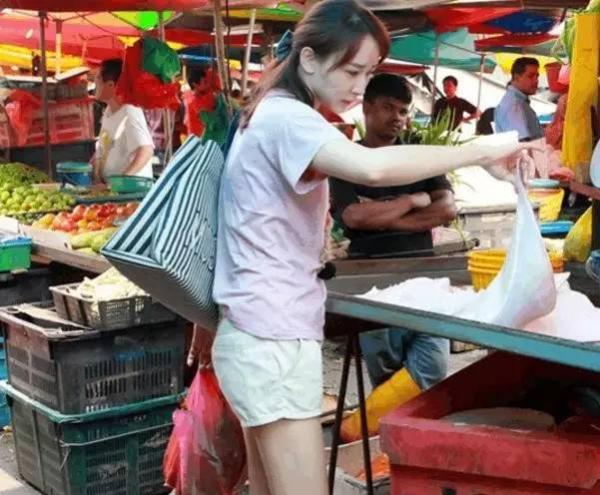 胡静被抓竟还出来买菜 ?真是看戏入迷了