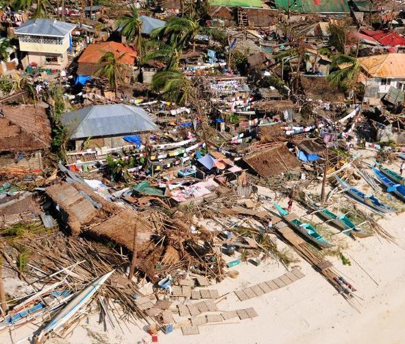 镜头下:各国台风肆虐后,给人类留下的有彩虹,鲨鱼还有不明生物