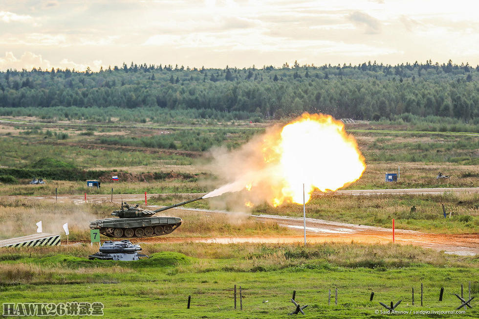 9月6日，俄罗斯“军队2016”博览会开幕，在室外展区，俄罗斯主要重型装备全部亮相，火力全开进行动态展示。