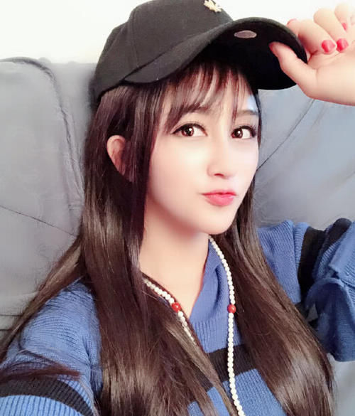 斗鱼阿冷成唯一硬刚公会的女主播?一姐位置怕