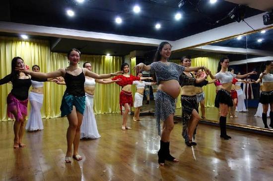 重庆一位准妈妈怀孕8个月跳肚皮舞:不跳会抑郁 重庆一位准妈妈怀孕8个月跳肚皮舞:不跳会抑郁