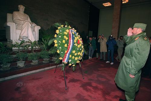 1995年12月2日,北京,菲德尔-卡斯特罗参观毛主席纪念堂,向毛泽东的雕像并献上花圈。菲德尔曾经赠送给毛泽东一件特别的礼物:一把刻着西班牙语毛泽东名字的手枪。令卡斯特罗颇为遗憾的是,他一生都未有缘与毛泽东相见。