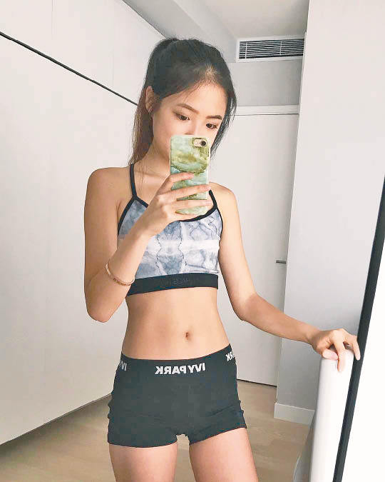 歌神张学友与老婆罗美薇育有张瑶华(zoe)及张瑶萱两位宝贝女儿,嫡张