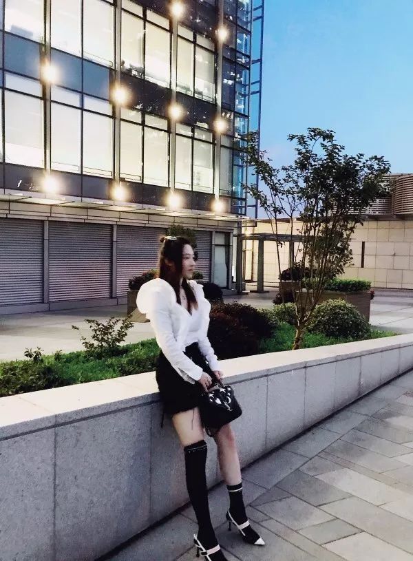 Angelababy穿Dior裙在跑男正经唱歌,这么美的