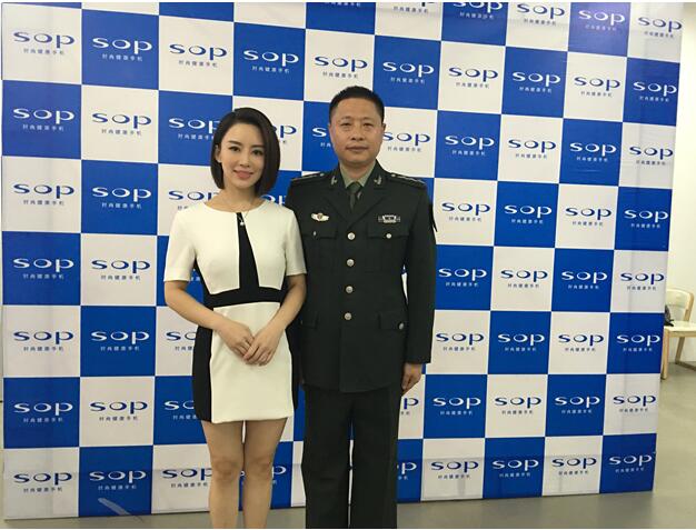 赛博宇华董事长金红祥先生与潘晓婷互赠礼物(见上图) 赛博宇华董事长