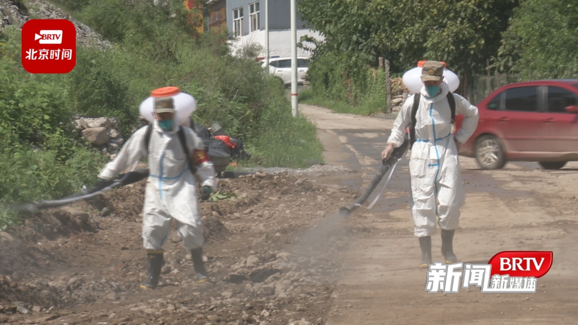 北京卫戍区官兵加紧对十渡方向受灾点位进行消杀