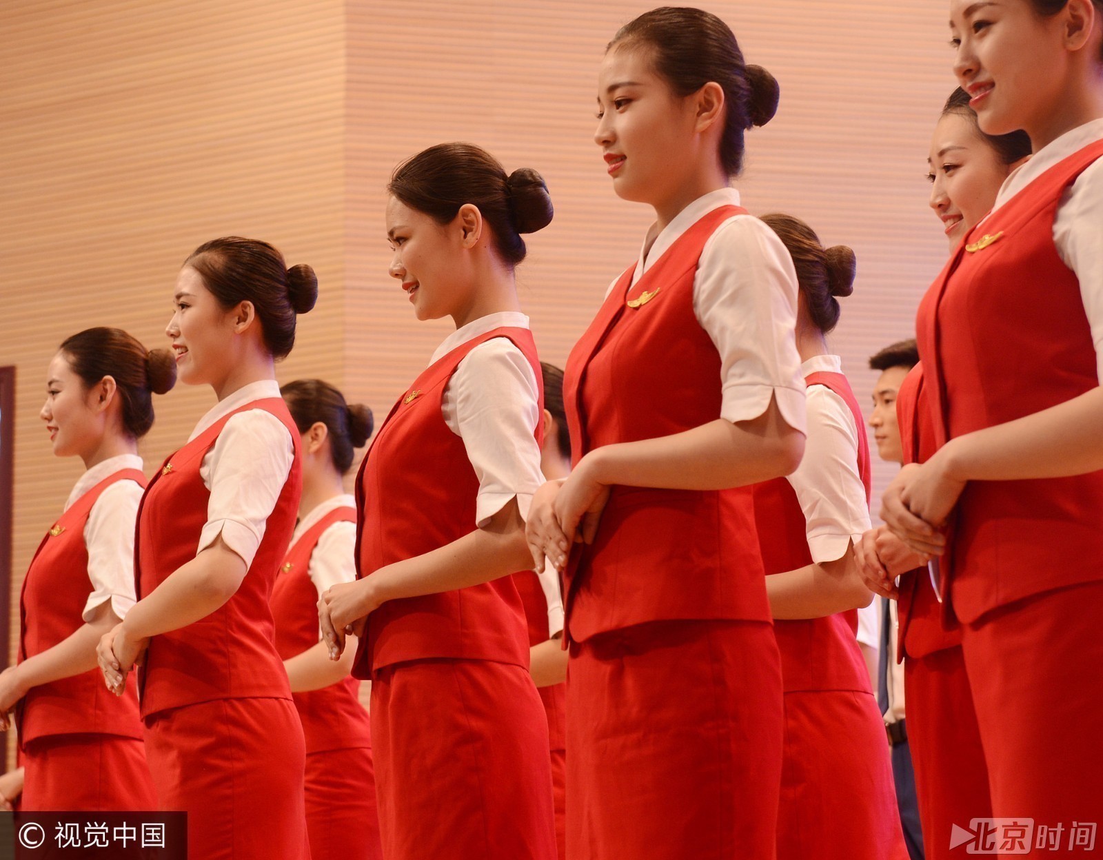 高校举行空乘大赛 拼颜值秀美腿舞技