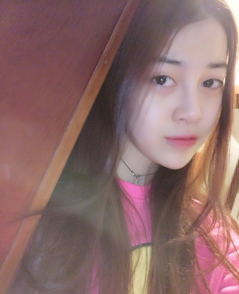 白山女子冰壶队三垒李博雅在冬运会期间因逆天颜值走红。近日,冰壶女神李博雅在微博上发出最新美照。