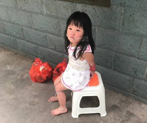 孕妇家长用胶带绑手脚封嘴"体罚"漂亮小女孩!