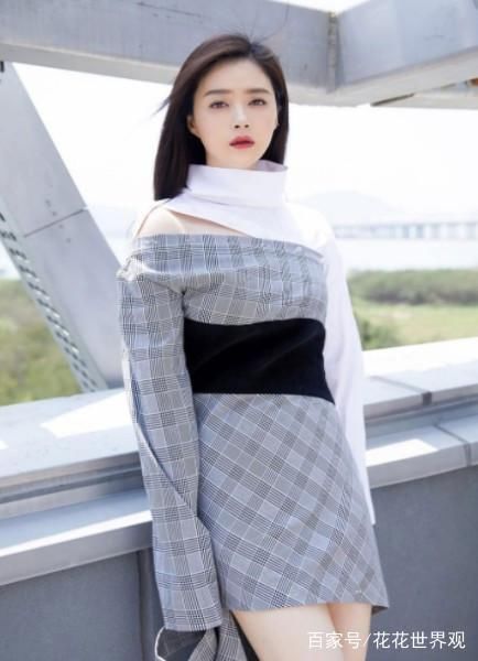 曾经的微胖界性感女神,其中一人肚子上的脐环