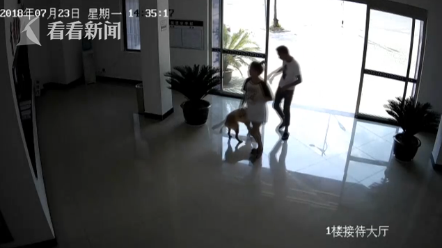 最牛“瘾君子” 吸完毒后竟到警局应聘！一名男子在女友的陪同下，骑电动车来到九江浔阳公安分局特巡警大队。男子称要应聘辅警，民警热情的接待了他，但是在与其攀谈的过程中，民警发现男子身上总是有点不太寻常的感觉。九江浔阳公安分局特巡警大队中队长胡海金表示：“发现其在回答问题的时候言辞闪烁，神情不对，当即就对其个人身份进行一个核查，发现其有多次故意伤害他人，以及贩卖毒品和吸食毒品的违法前科之后我们警官就要求他进行尿检。”听说入职前要尿检，男子突然面色大变，连忙以出去打电话为借口窜出大门，并企图骑车离开。民警拦截并经过尿液检测，测试结果为冰毒阳性，本想应聘辅警，没想到自投罗网。（来源：看看新闻网）