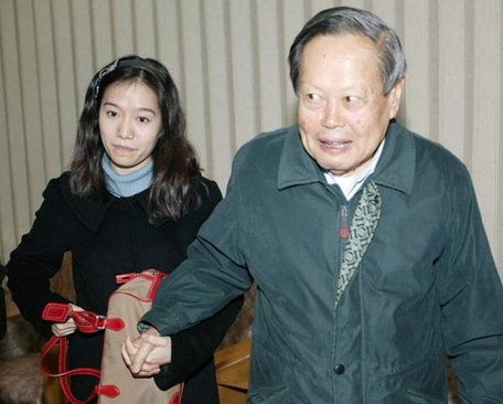 杨振宁今年已经95岁了，而妻子却只有41岁，杨振宁比妻子足足大了54岁，而且杨振宁与岳母的年龄，相差也不是个位数。