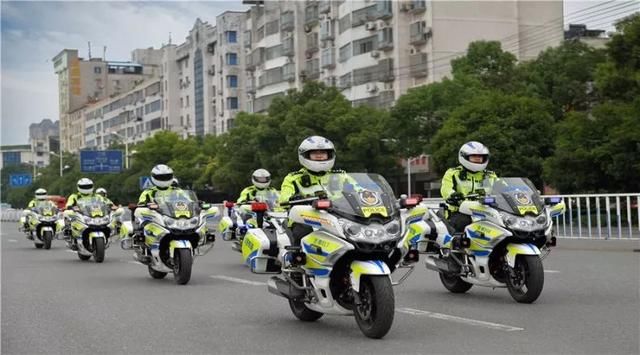 向党献礼 忠诚保畅交警铁骑队正式亮相宜春