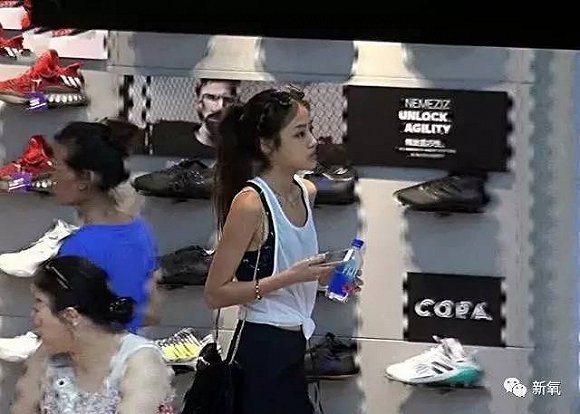 张学友女儿长得像舒淇就算了，腿比关晓彤的还长
