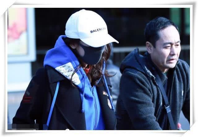 杨幂真会装!黑大衣内搭蓝卫衣时髦到炸,网友