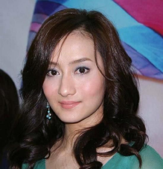 不食人间烟火的女神陈德容如今也老了,身材发