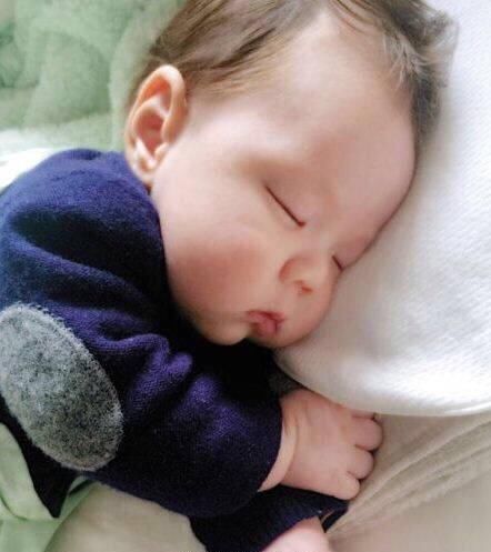 嗯哼呆萌婴儿照曝光!从小洁癖到小话痨的变化是这样的!