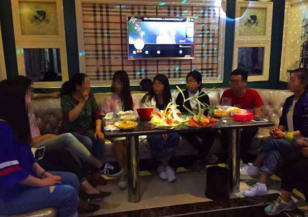 大学教师带学生KTV上课 自称教学创新 大学教师带学生KTV上课 自称教学创新