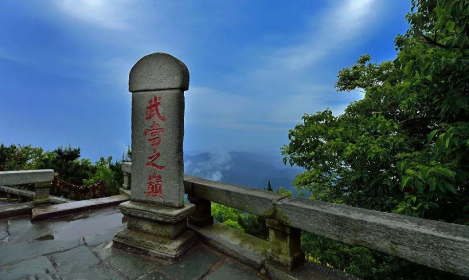 武当山的美,是自然与人文高度和谐的统一,被誉为"亘古无双胜境,天下第