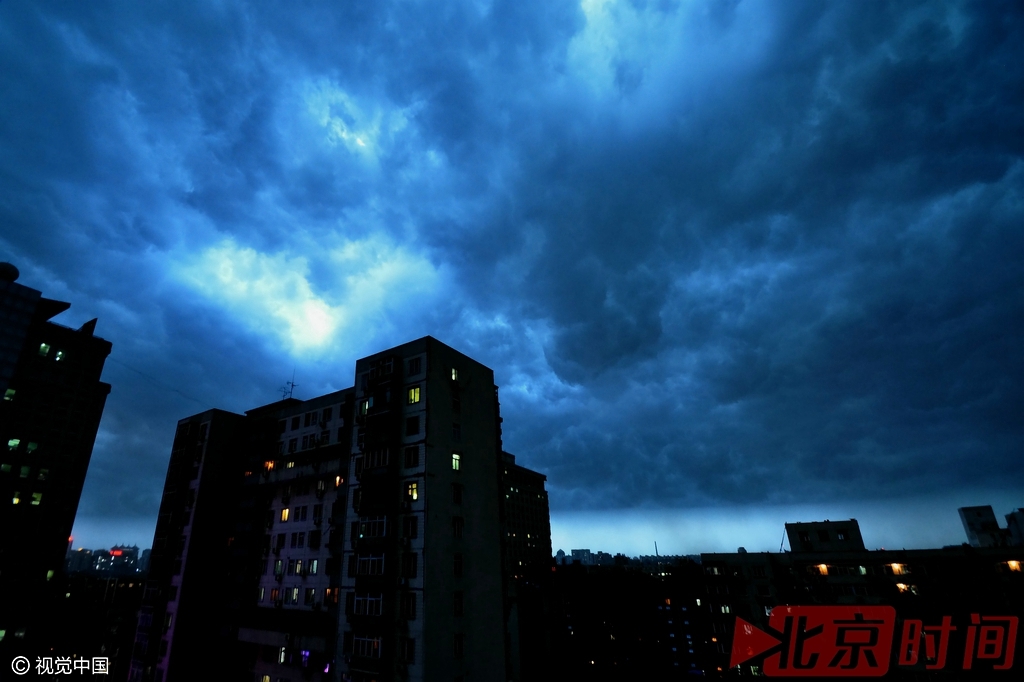 北京雷雨忽至 瞬间黑云压城形如末日