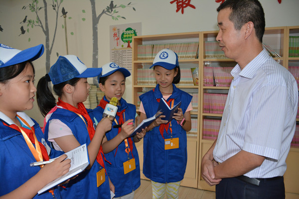 图为新华小记者体验采访优秀数学老师王建清