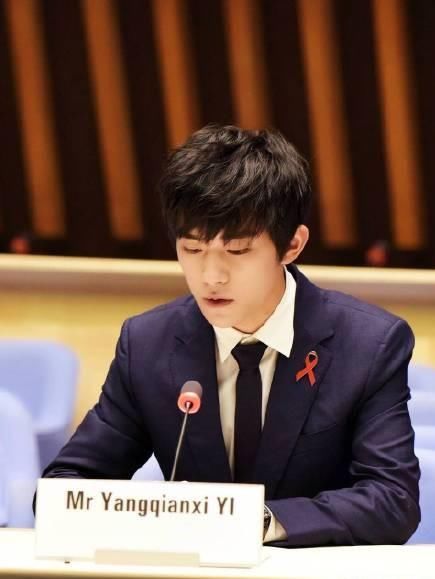 TFBOYS喜欢的西装颜色:王俊凯偏黑,王源偏灰