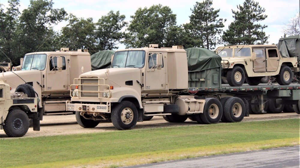 美军支援训练出动重型卡车运输悍马