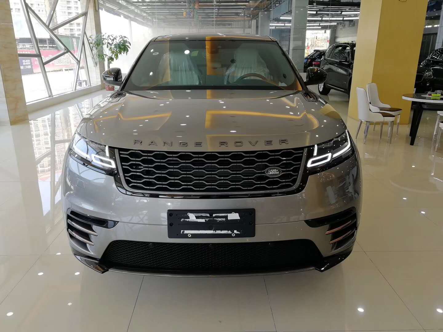 新款揽胜星脉北京路虎4S店展厅现车