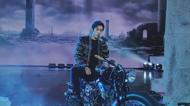 韩东君骑机车霸气出场 一曲《男孩》燃爆舞台