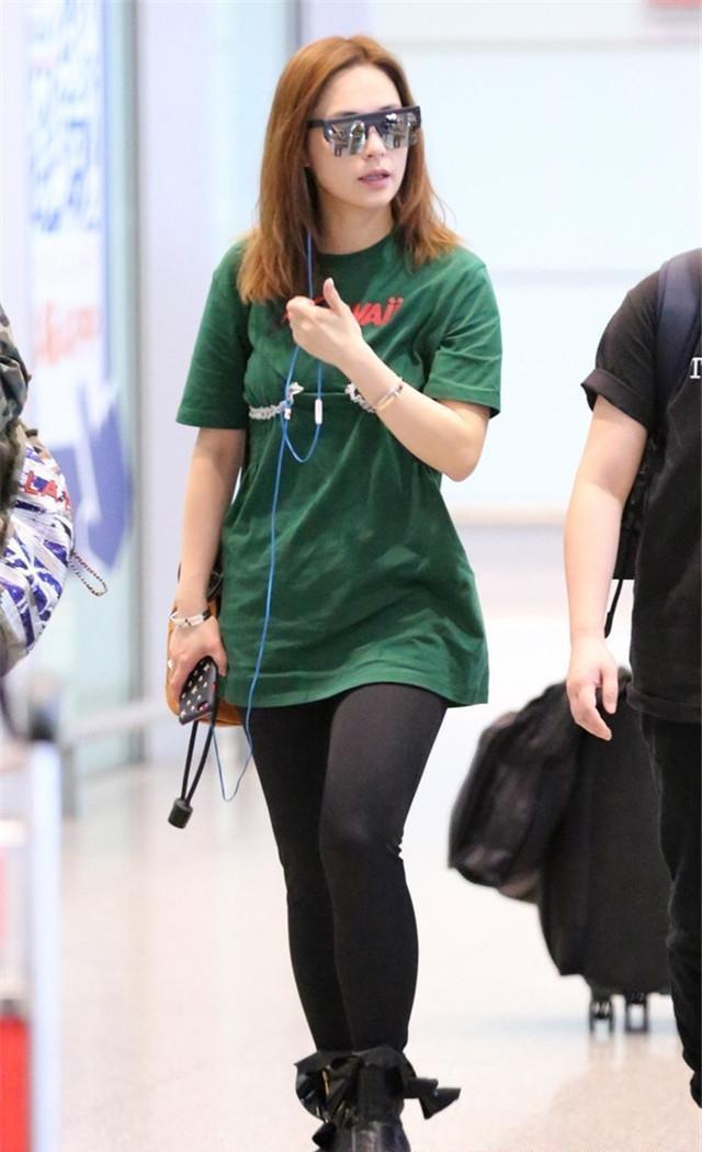 居然这样穿 露肚腩的破洞毛衣 开高衩牛仔裤,阿娇是不是脑子坏了