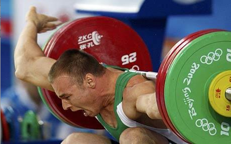 匈牙利选手鲍·亚诺什手臂反折瞬间。