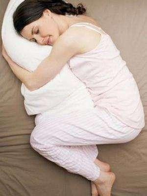 为啥女人睡觉要“夹”被子 到底暗示什么呢？