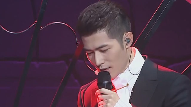 陈学冬演唱《叶塞尼亚》展现迷人音质