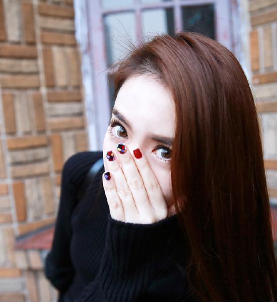 看戚薇就涂了红色的指甲,整个人都暖乎乎哒.