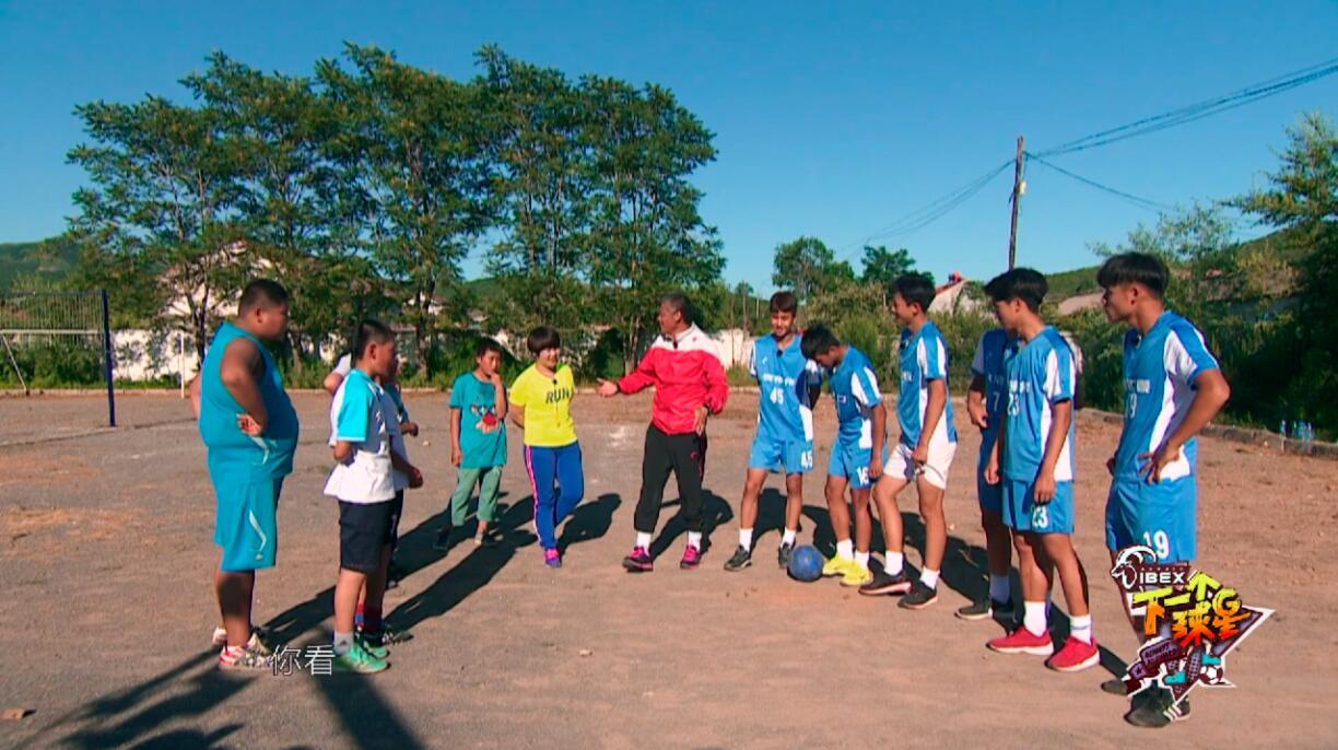 死亡爬行虐哭球员 希望小学留下珍贵回忆