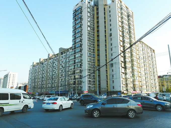 北京三间房东路百子湾等待“红绿灯”,丁字路车流多行人过街危险 北京三间房东路百子湾等待“红绿灯”,丁字路车流多行人过街危险