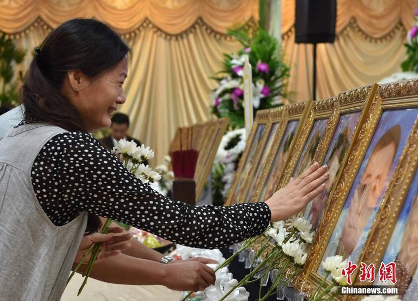 据台湾联合报7月21日报道，事故后，车上乘客无一逃出是各界关注的最大疑点。