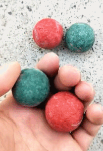 搞笑gif:回家晚几分钟,媳妇让我躲到这里吃饭