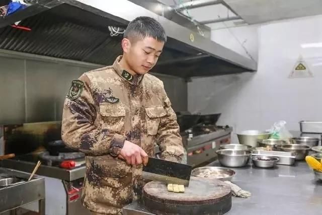 炊事员背着锅比侦察兵跑的快!是什么让炊事班