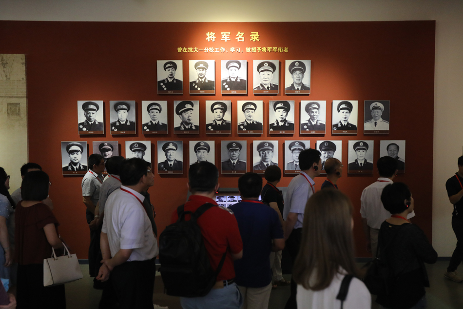 重温大青山突围战,英雄夫妇让人泪奔 重温大青山突围战,英雄夫妇让人泪奔