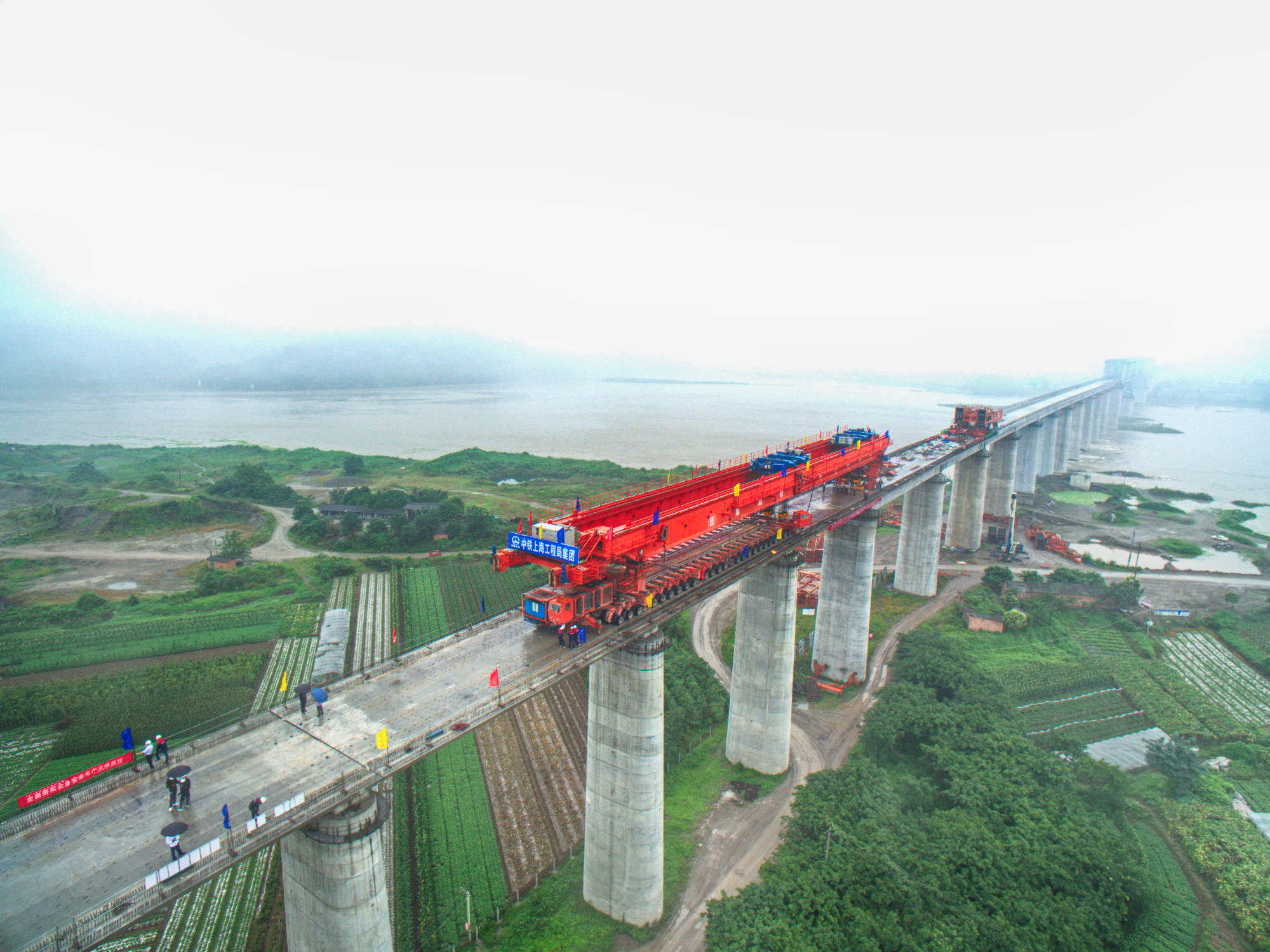 成贵铁路(成都至贵阳)被称为"世界第一条山区高速铁路",是国家实施新