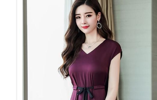 女人若过了45,经济允许,应该多穿这贵妇真丝裙,做个高贵女人