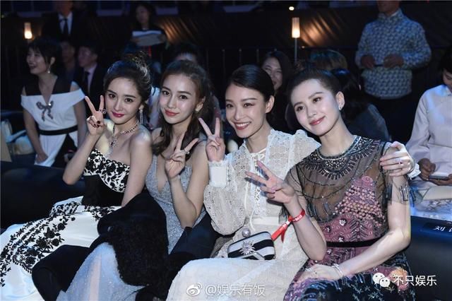 微博之夜红毯,关晓彤似大妈,穿丝袜的李宇春雷