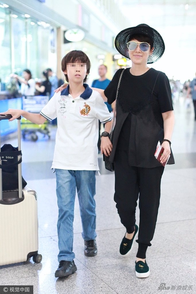 海清携10岁儿子现身机场