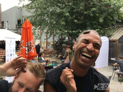 华裔女生制川味“另类”美食 用蟑螂推广中华料理 华裔女生制川味“另类”美食 用蟑螂推广中华料理