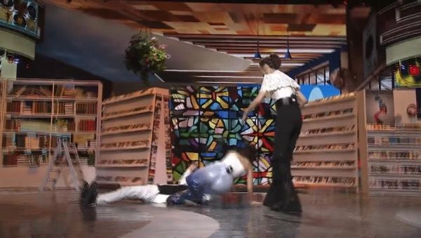 韩庚心疼!卢靖姗踩高跟鞋教女子防身术当场摔